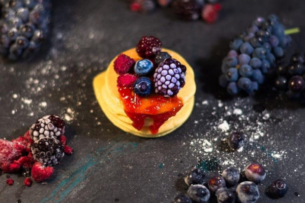 Maleńkie naleśniczki mini pancakes z truskawką i kiwi