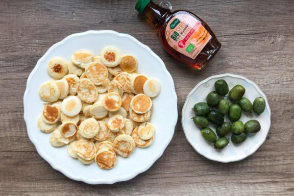 Maleńkie naleśniczki pancakes cereal z mini kiwi