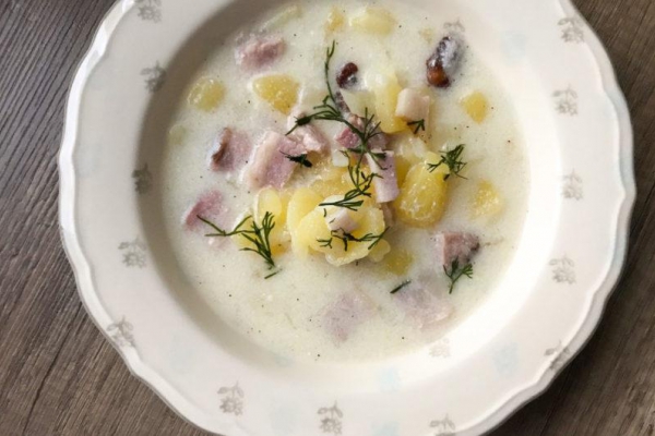 Zupa Biełucha na bazie kwaśnego mleka, z wędzonym boczkiem