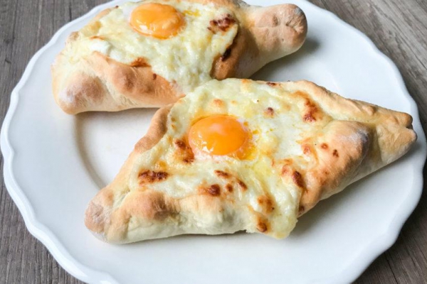 Chaczapuri Adżarskie z serem i jajkiem