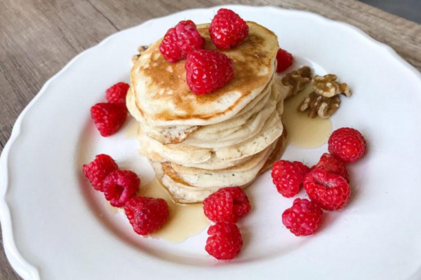 Jogurtowe pancakes z syropem klonowym