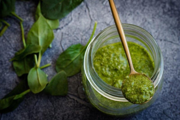 Kluski śląskie z dziurką z bazyliowym pesto