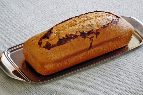 Tęczowa babka z kisielem, makiem i gorzkim kakao