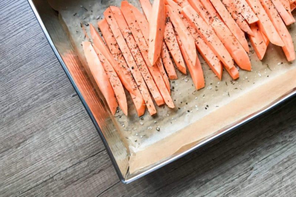 Pieczone frytki ze słodkich ziemniaków batatów