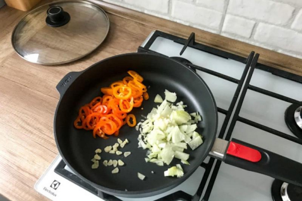 Hiszpańska paella marinera z owocami morza