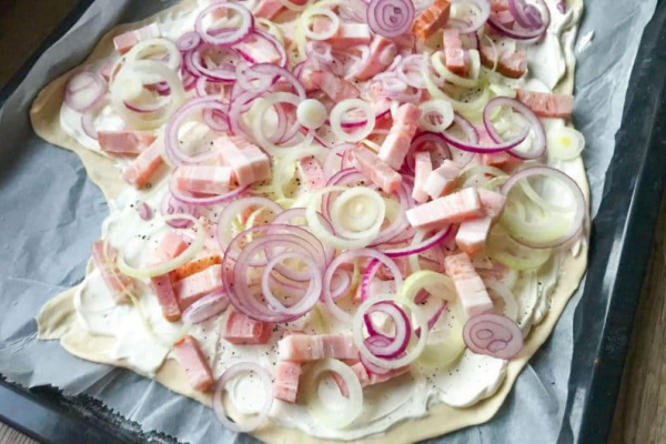 Flammkuchen alzacka tarta chlebowa z cebulą i boczkiem