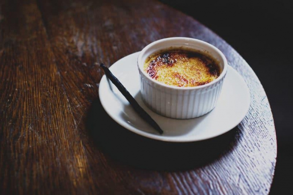 Crème brûlée ze skorupką skarmelizowanego cukru