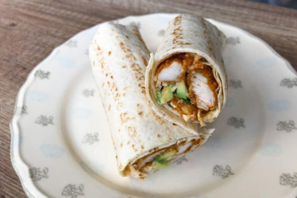 Tortilla ze stripsami kurczaka i awokado