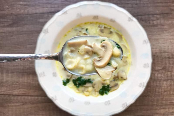 Zupa pieczarkowa z muszelkami makaronu