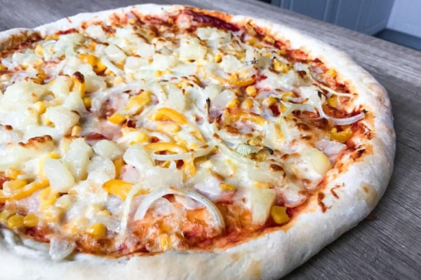 Pizza hawajska z szynką i ananasem