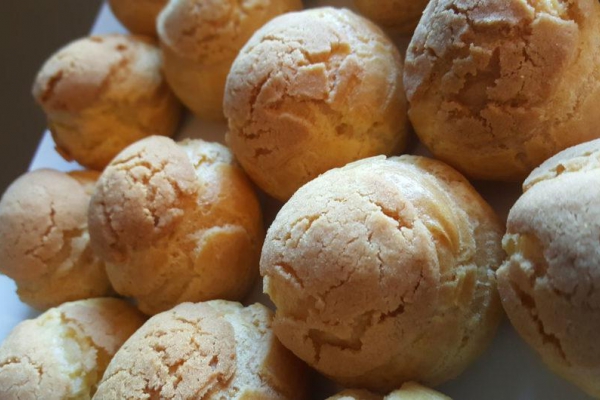 Choux au craquelin – ptysie z kruszonką i mango