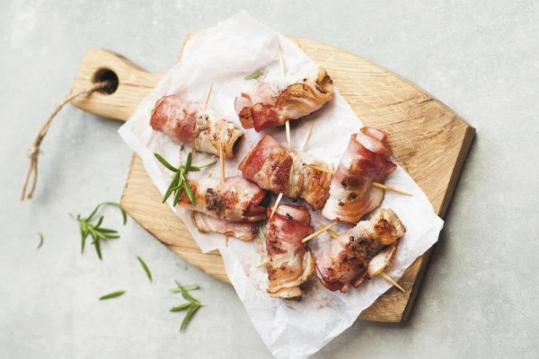 Suszone śliwki pieczone w plastrach boczku