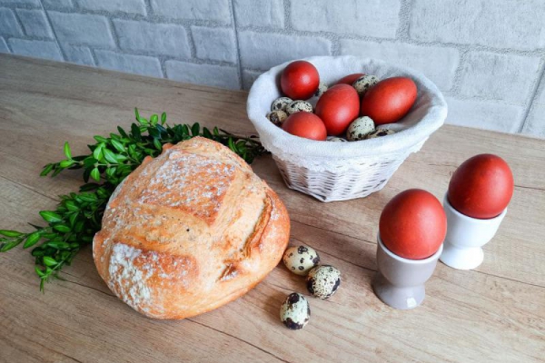 Skorupki jajek bawione w łupinach cebuli