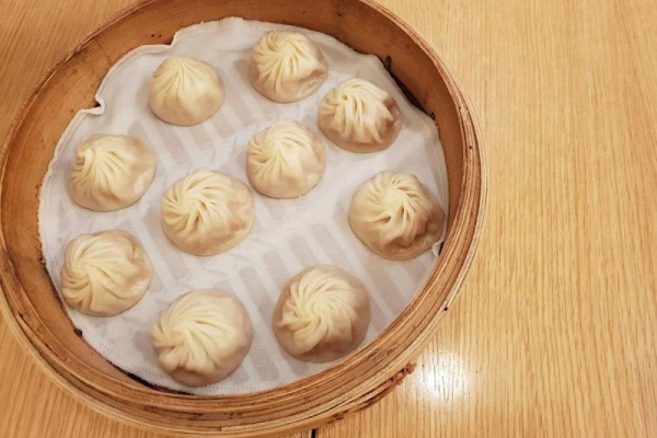 Gruzińskie pierożki chinkali z mięsem mielonym