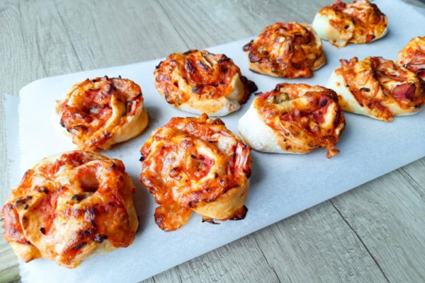 Zakręcone pizzerinki z szynką, serem i oliwkami