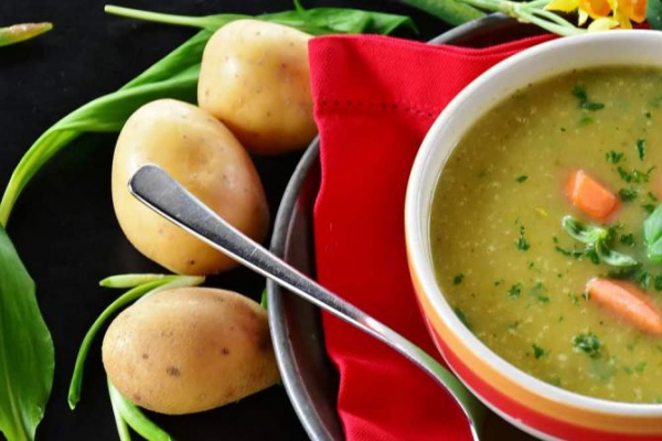 Zupa szczawiowa z jajem i puree ziemniaczanym
