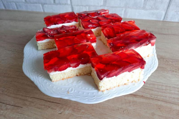 Biszkopt z galaretką i kremem maślanym