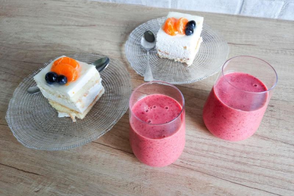 Kefir truskawkowy ze świeżymi truskawkami