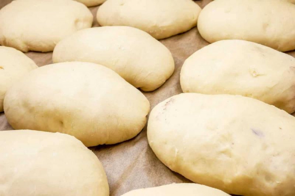 Jagodzianki drożdżówki z jagodami leśnymi