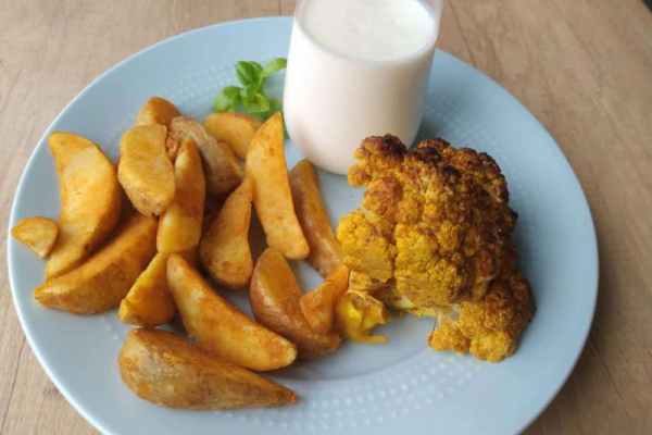 Kalafior pieczony w całości z przyprawą curry