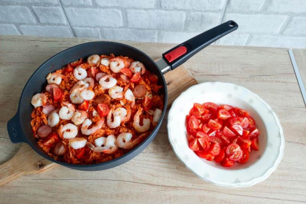 Jambalaya z krewetkami i kiełbaską chorizo