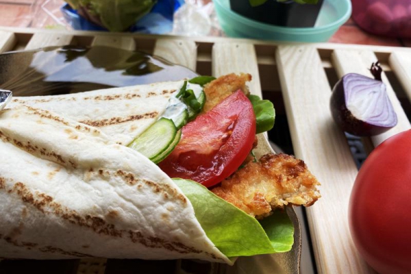 Tortilla z kurczakiem i sosem czosnkowym