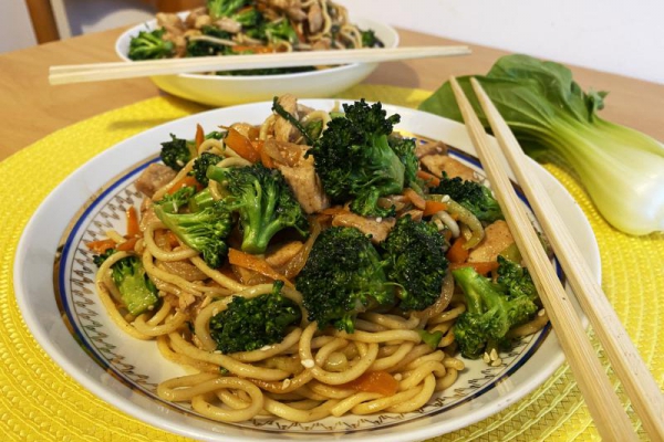 Smażony makaron chow mein z kurczakiem teriyaki