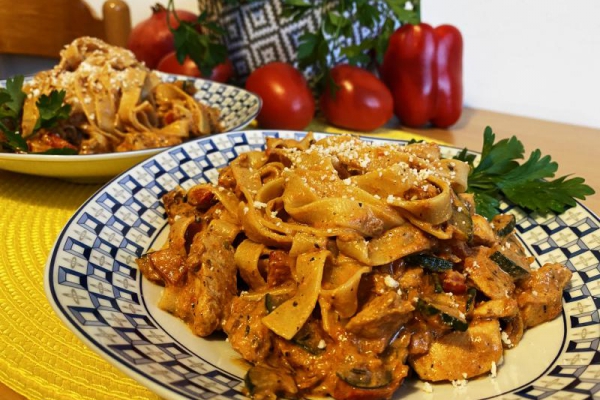 Tagiatelle w sosie pomidorowo-śmietanowym