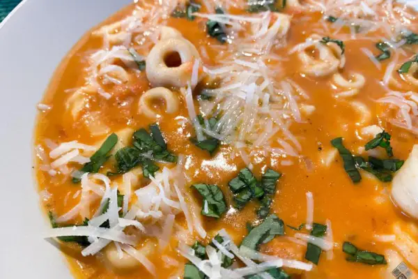 Kremowa zupa pomidorowa z tortellini