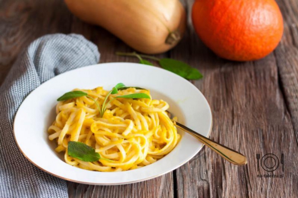 Spaghetti z sosem dyniowym i szałwią