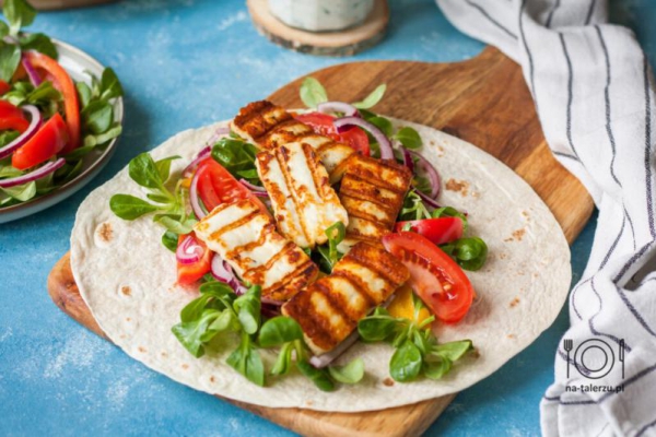 Tortilla z serem halloumi i warzywami