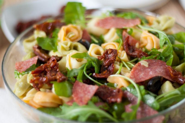 Sałatka z tortellini w stylu włoskim. Hit każdej imprezy