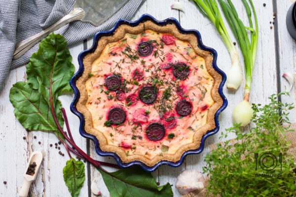 Tarta z botwinką i ricottą na pełnoziarnistym spodzie