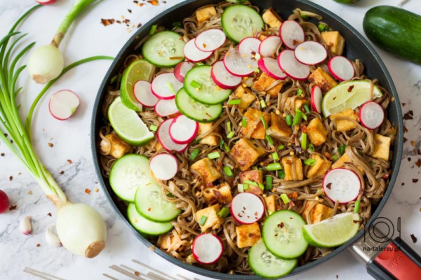 Makaron z tofu w sosie słodko-pikantnym