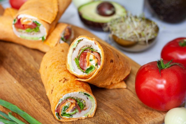 Tortilla z szynką, awokado i pomidorem