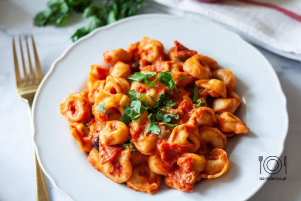 Tortellini w sosie pomidorowym ze szpinakiem
