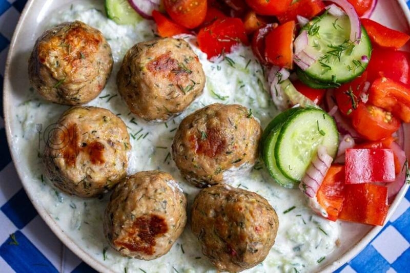 Greckie pulpeciki z indyka i cukinii z tzatziki