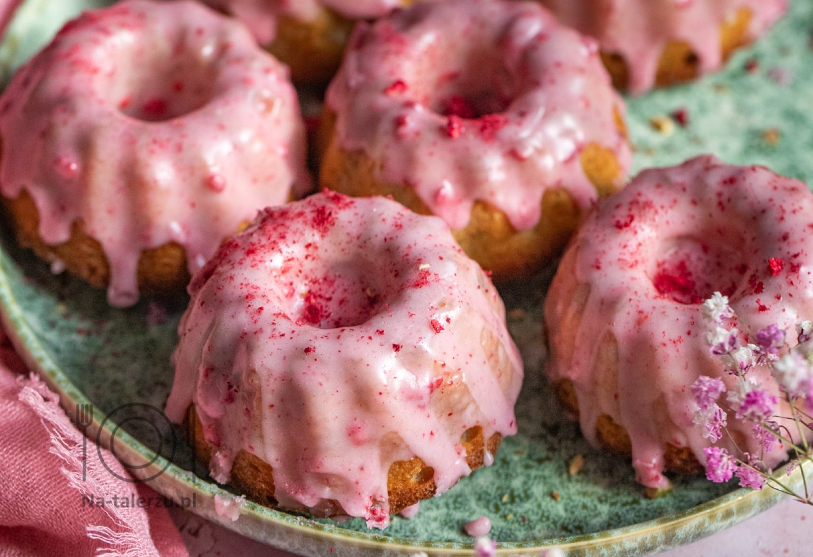 Mini babeczki pistacjowe z malinowym lukrem