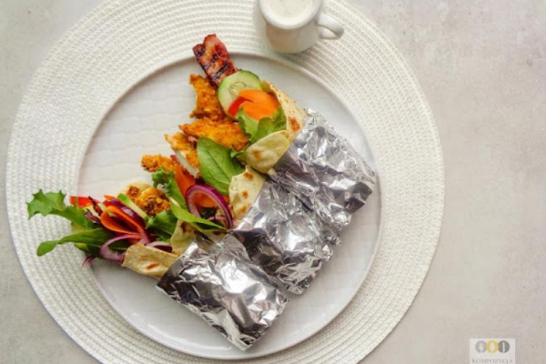 Domowe tortilla wraps z pieczonym kurczakiem i sosem czosnkowo-chrzanowym