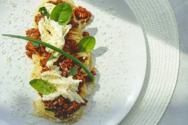 Makaron spaghetti z sosem (nie)bolognese z pieczonym czosnkiem i mozzarellą