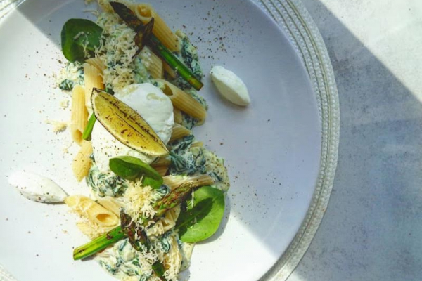 Makaron penne w sosie szpinakowym z grillowanymi szparagami i jajkiem w koszulce