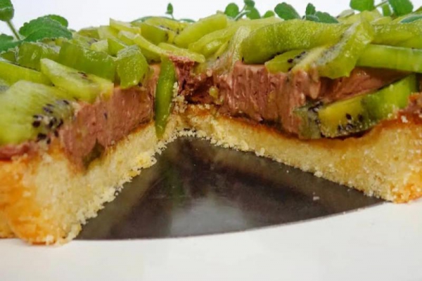 Tarta z kremem czekadowym i kiwi