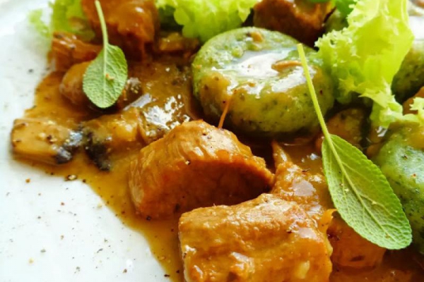 Gulasz wołowy z pieczarkami portobello i kluskami śląskimi ze szpinakiem