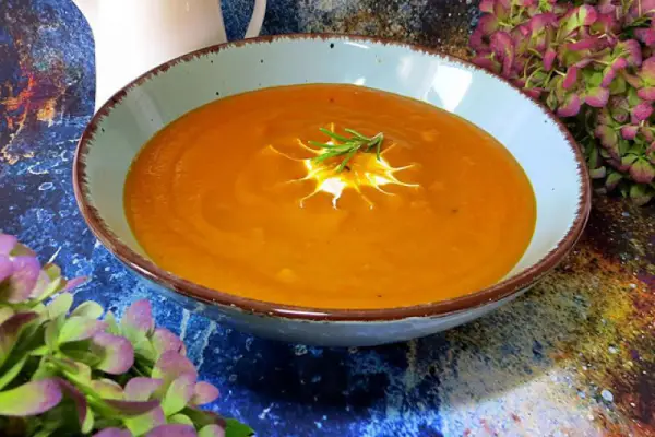 Kremowa zupa z pieczonej dyni i papryki
