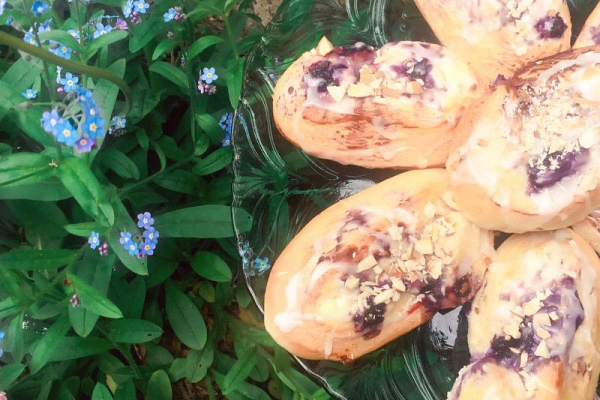 Drożdżówki z serkiem ricotta i owocami jagodowymi