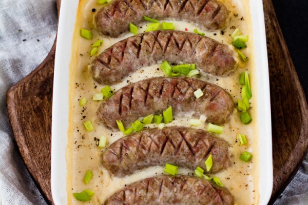 Pieczona biała kiełbasa w sosie chrzanowym