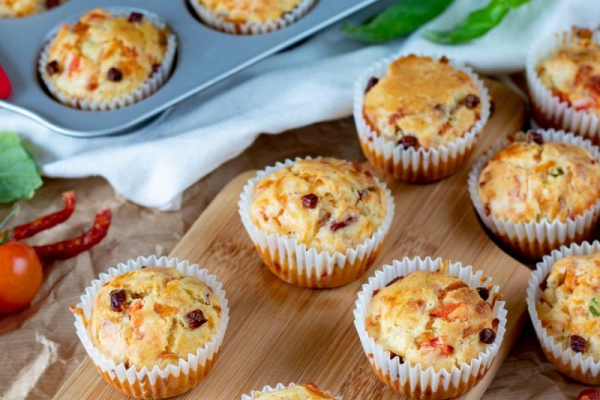Wytrawne muffinki z kabanosem i warzywami