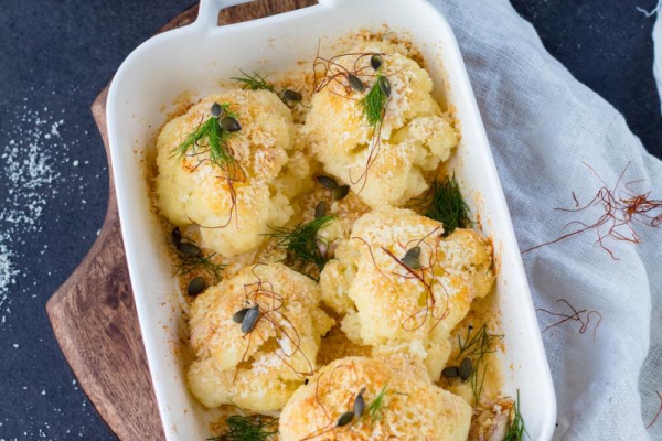 Kalafior pieczony z parmezanem na ostro