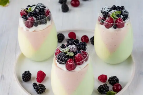 Kolorowe piankowe desery w pucharkach z owocami