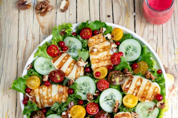 Sałatka z grillowanym serem halloumi